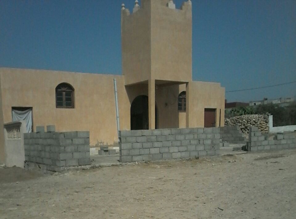 هدم حائط مسجد بدوار الغربية بجماعة الحوزية يثير سخط الساكنة + فيديو