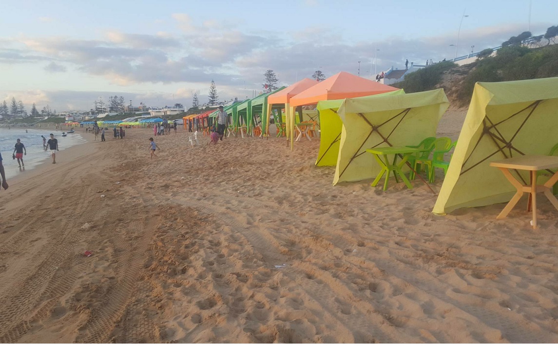 أصحاب المظلات يستبيحون شاطئ سيدي بوزيد ويمنعون المصطافين من وضع مظلاتهم قرب مياه البحر