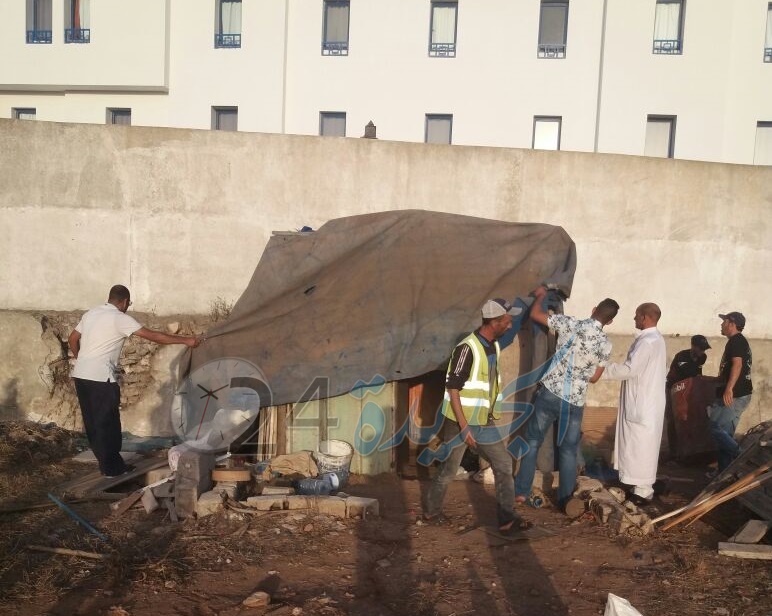 السلطات تهدم ''براكة'' بفضاء فندق دكالة بعد استفسار من عامل الاقليم عن سبب وجودها