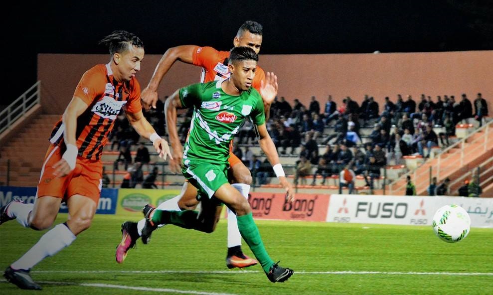 اللاعب حميد أحداد يجدد عقده مع الدفاع الحسني الجديدي لثلاث مواسم