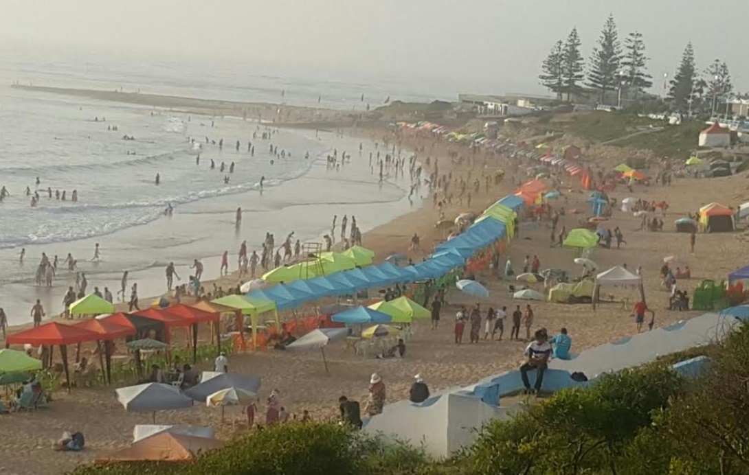 فوضى وخمور ومخدّرات.. ثالوث يحكم قبضته على شاطئ سيدي بوزيد