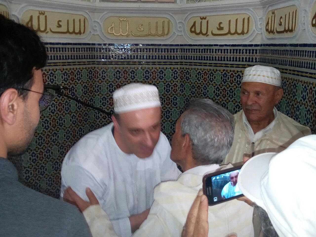 فيديو.. مواطن ايطالي بشهر اسلامه بمسجد الامام علي بالجديدة