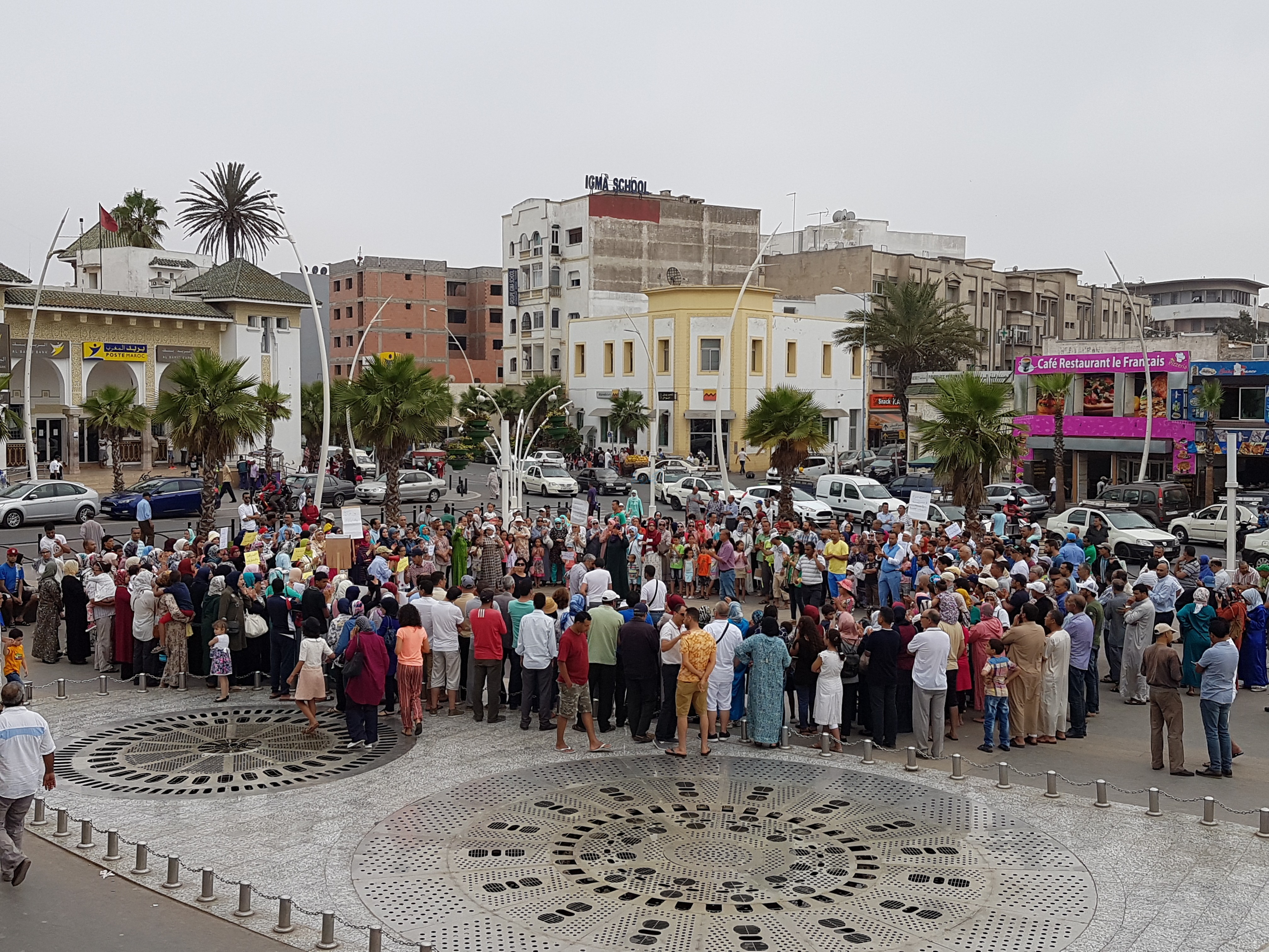 الأساتذة المتضررون من الحركة الانتقالية بالجديدة ينقلون احتجاجهم إلى وسط المدينة