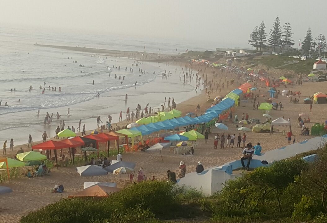 بين شاطئي الواليدية والحوزية صاحبي اللواء الازرق.. احتلال لشاطئي الجديدة وسيدي بوزيد فيما يشبه القانون