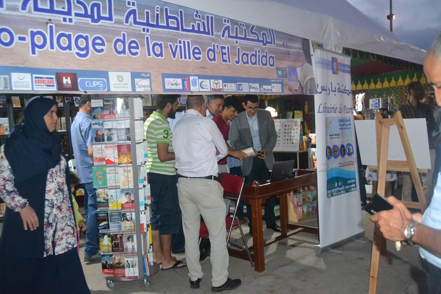 بالصور.. عامل الجديدة يزور المكتبة الشاطئية ويُصر على اقتناء كتب من ماله الخاص