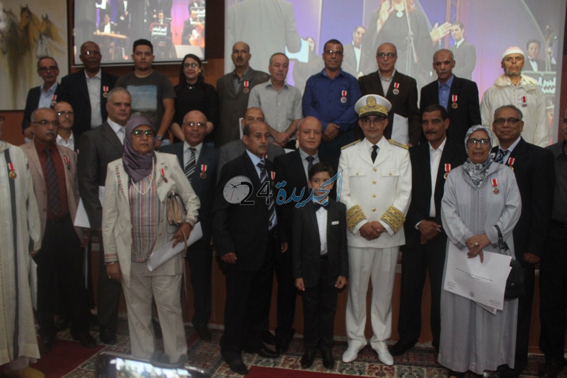 توشيح مجموعة من الموظفين بعد الانتهاء من الإنصات للخطاب الملكي بعمالة الجديدة