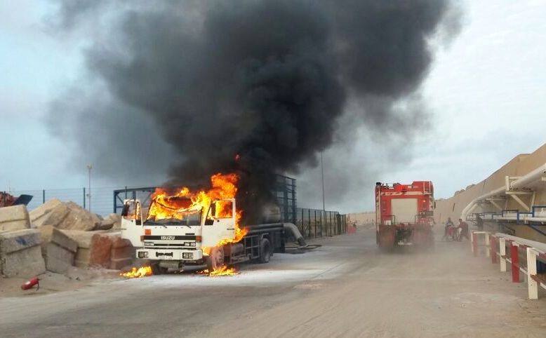 اندلاع النيران في شاحنة محملة بالمحروقات يضع سلطات ميناء الجرف الأصفر في 'قفص الاستفهام'