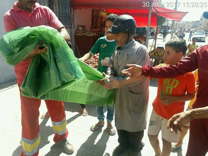 شركة النظافة توزع 80 ألف كيس بلاستيكي بالجديدة وتحدد توقيتا لمرور شاحناتها لجمع نفايات العيد