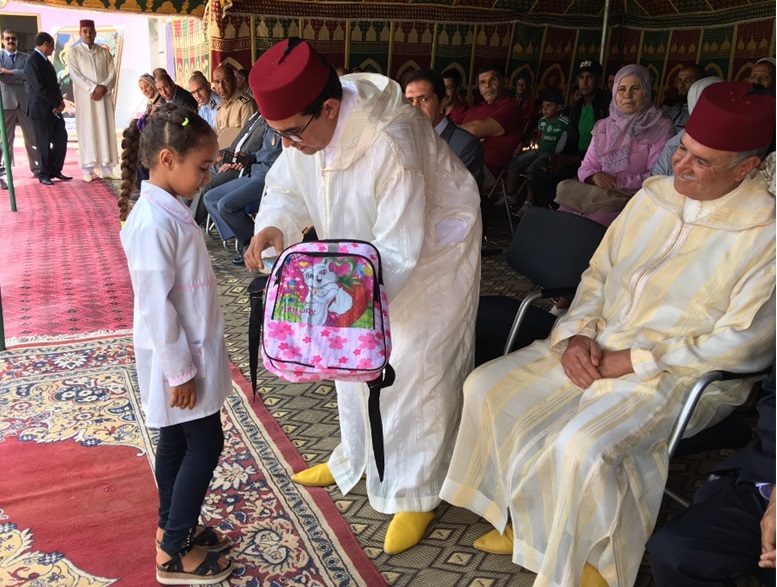 عامل الجديدة يوزع محافظ وكتبا مدرسية في اطار المبادرة الملكية 'مليون محفظة'