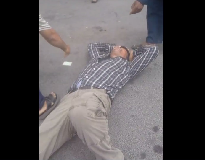 شاهد بالفيديو.. مواطن يصرخ ويبكي احتجاجا على وفاة ابنه داخل مستشفى الجديدة