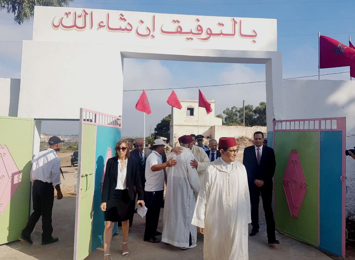 عامل الجديدة محمد الكروج  (l’anti–protocolaire) يرصد ''في جلدة مواطن عاد''  ظروف التمدرس