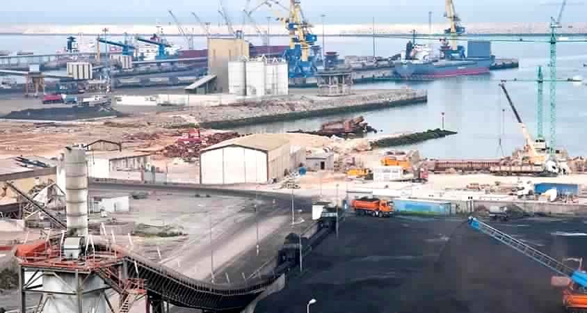 ''الفوضى واللاقانون'' يعمان استغلال رخص جمع نفايات السفن بميناء الجرف الأصفر‎