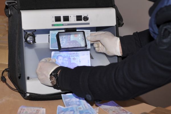 فرقة الدراجيين بأمن الجديدة تلقي القبض على شخص متحوز بأوراق نقدية مزورة