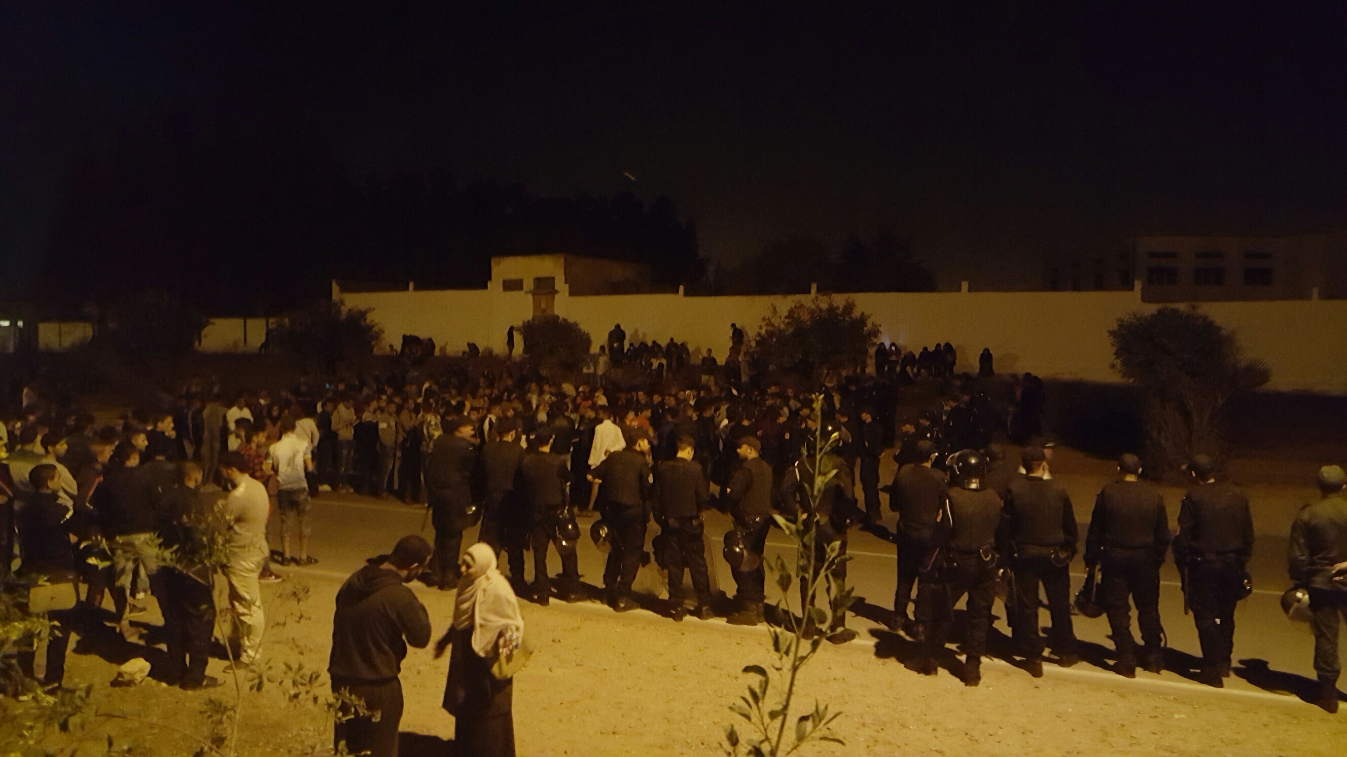 عاجل.. القوات العمومية تحاصر مئات الطلبة في الشارع العام قرب كلية العلوم بالجديدة