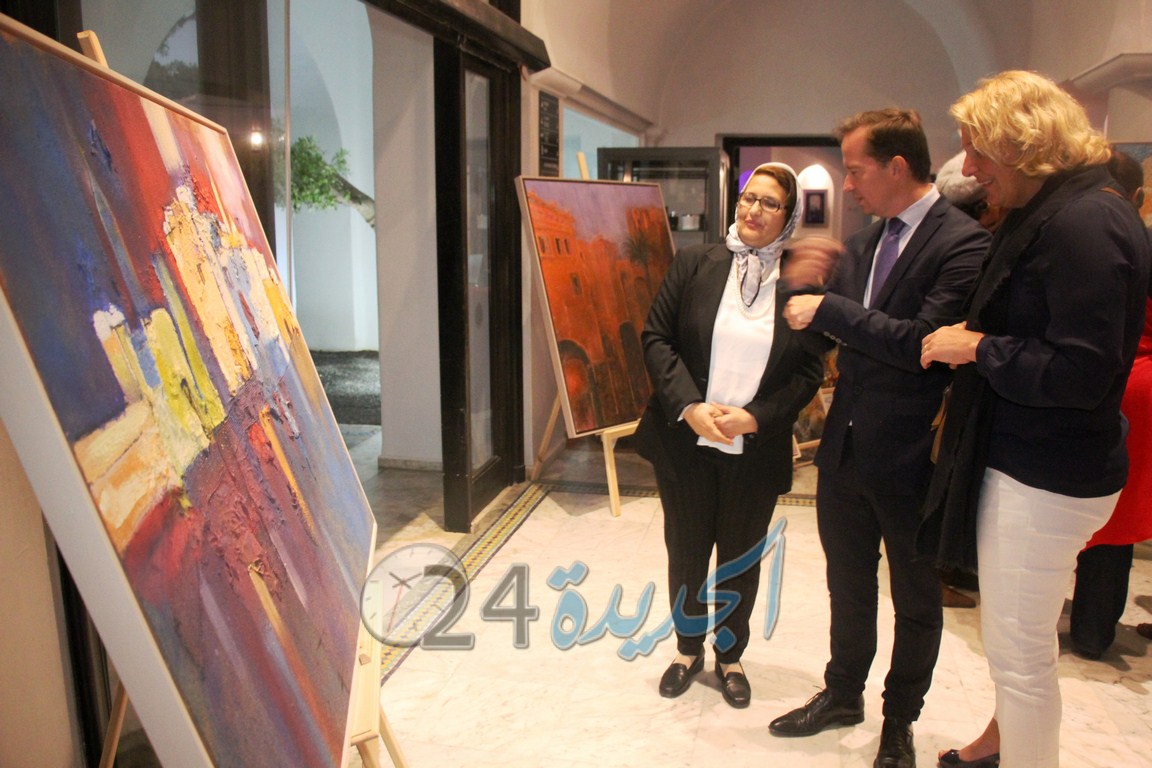 تنظيم معرض مشترك بين فنانين تشكيليين بمنتجع الكولف الملكي الجديدة