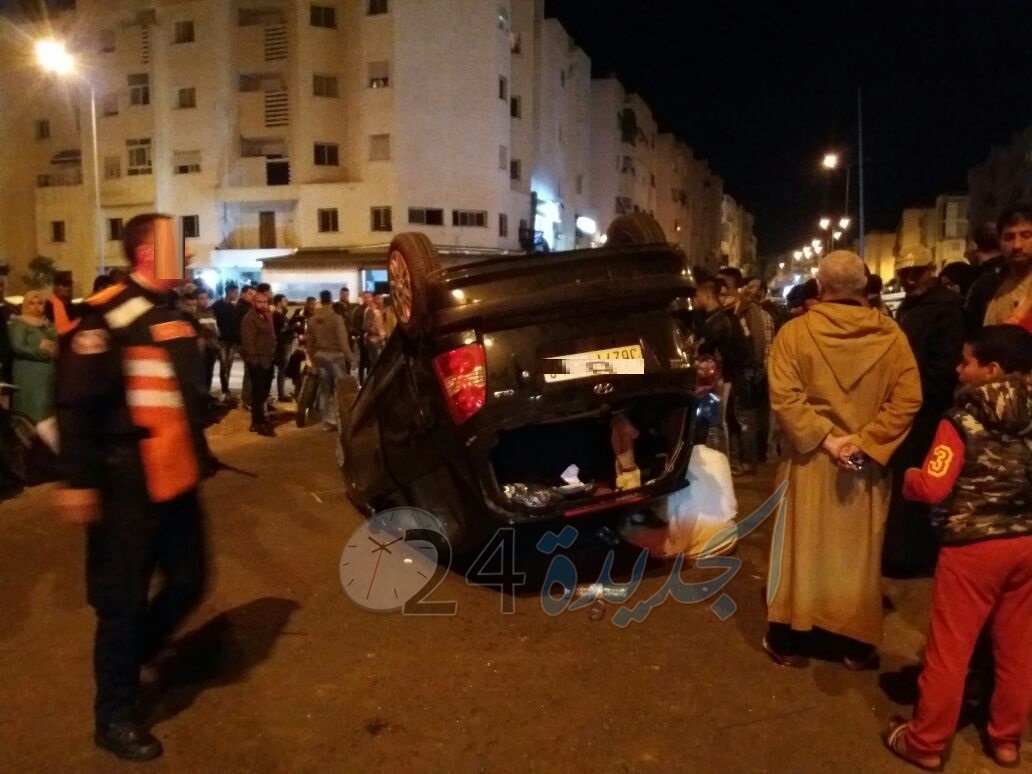 شاهد بالصور.. انقلاب سيارة في حادثة سير بوسط الجديدة