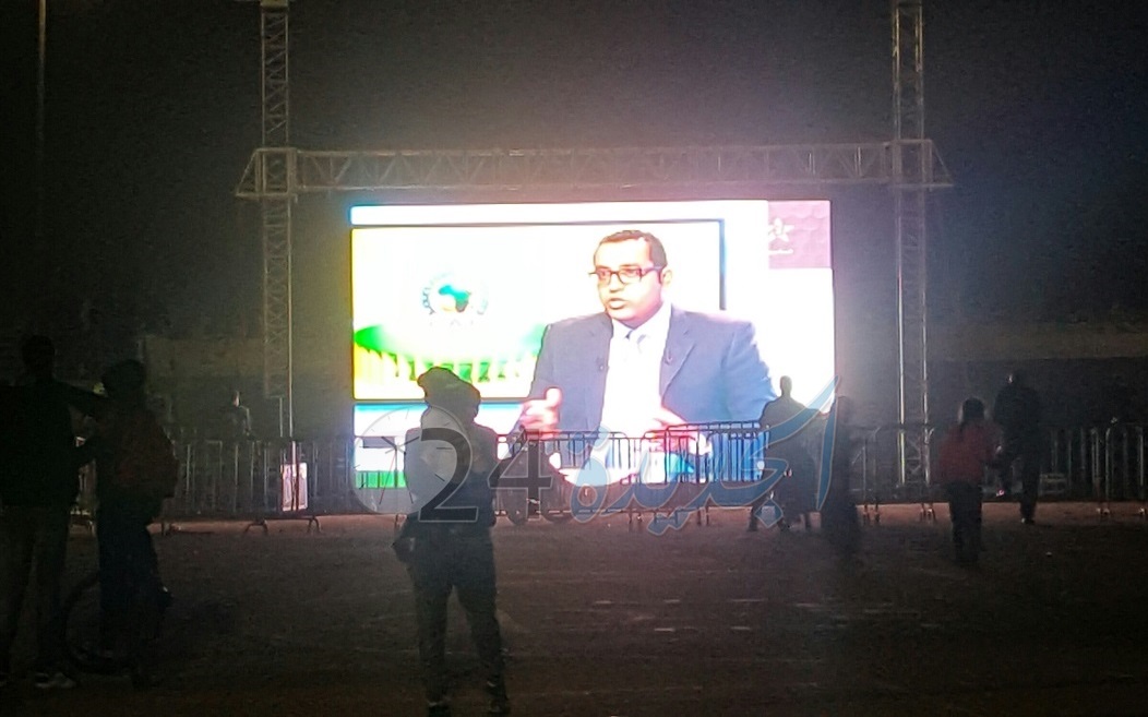 بالصور.. نصب شاشة عملاقة بالجديدة لمتابعة مباراة نهائي كأس العرش