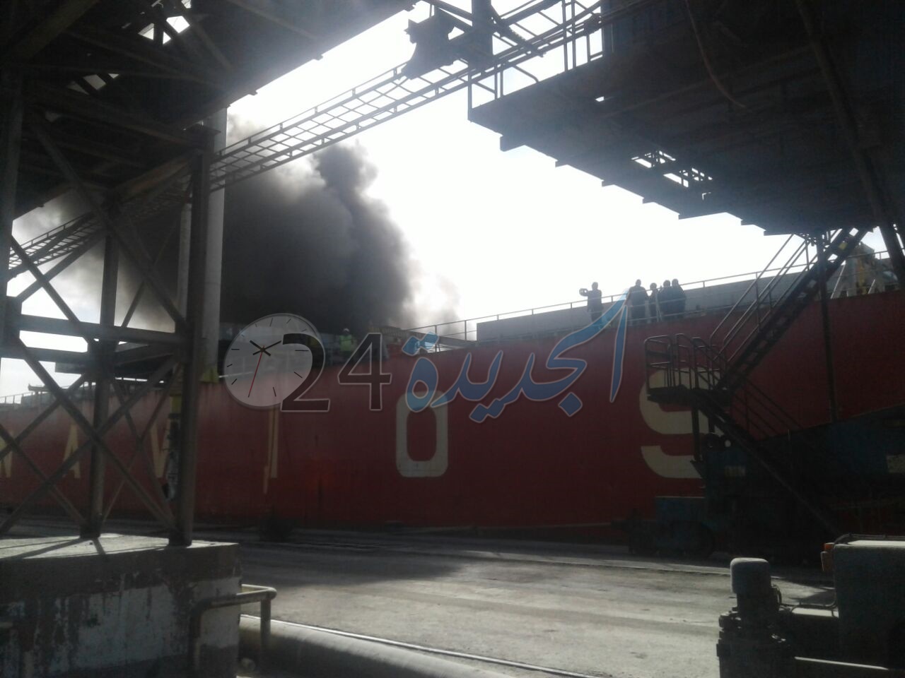 بالصور.. اندلاع حريق مهول داخل سفينة أجنبية في ميناء الجرف الأصفر