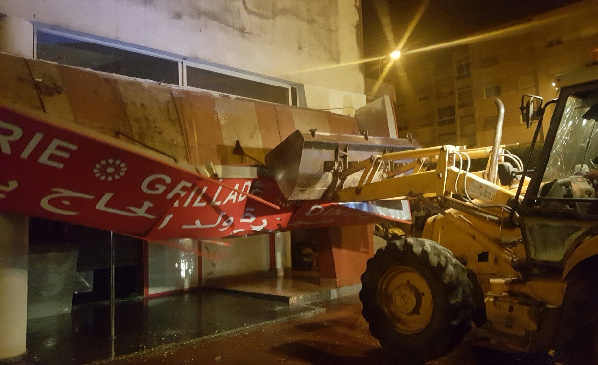 شاهد بالفيديو.. جرافات السلطة ''تُحرر'' الملك العمومي بحي السلام بالجديدة