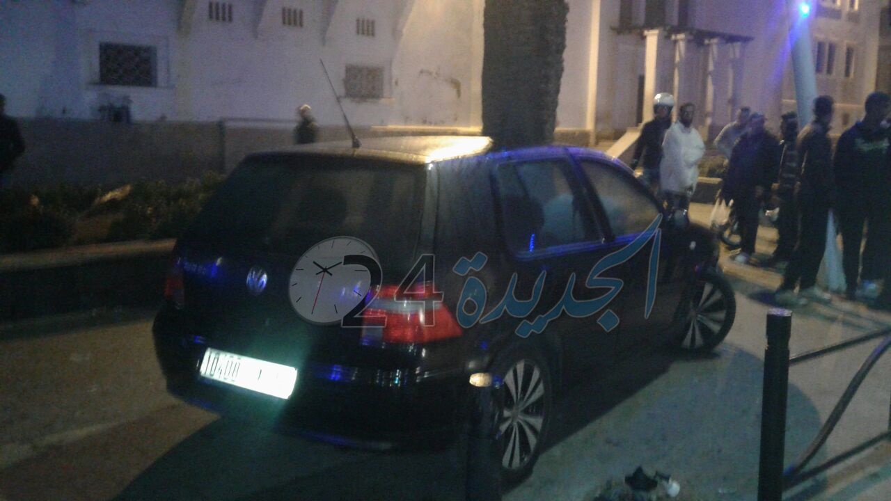 بالصور.. سيارة مجنونة تتجاوز حواجز ساحة مسرح عفيفي وسط الجديدة