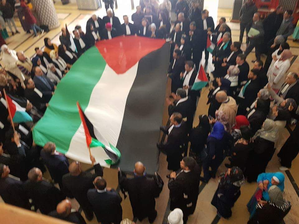 بالصور.. هيئة المحامين بالجديدة تنظم وفقة تضامنية مع القدس الشريف +فيديو