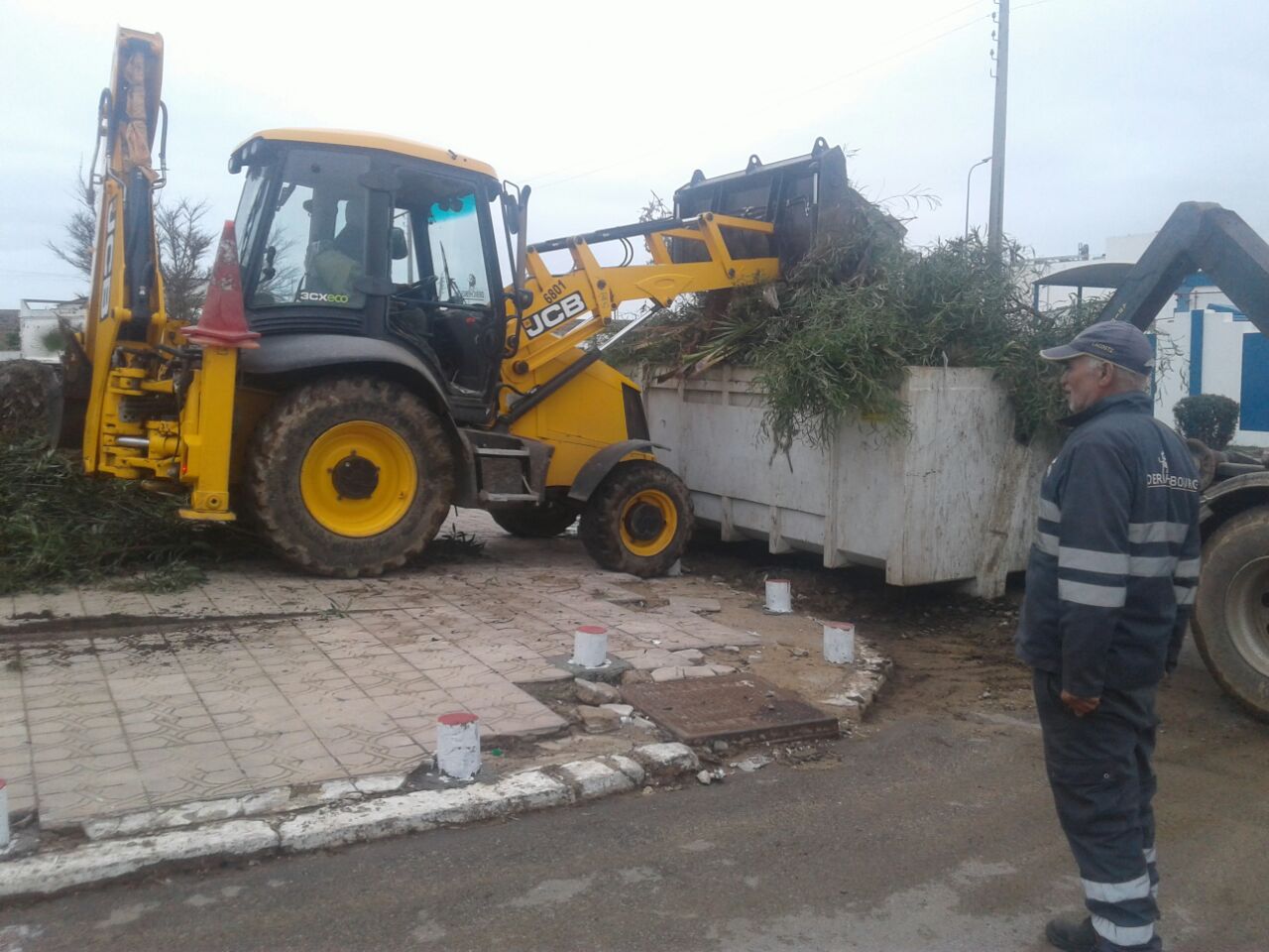 جمعويون يطلقون حملة واسعة للنظافة والتشجير بالحي الصناعي بالجديدة