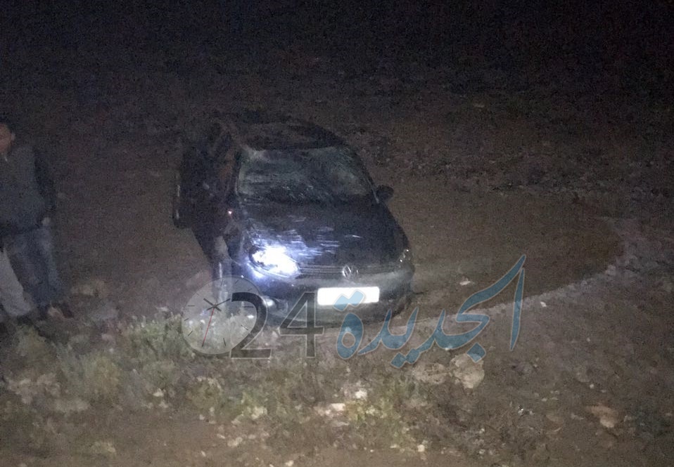 بالصور.. إصابة شخصين في حادثة انقلاب سيارة في طريق سيدي بوزيد الساحلية