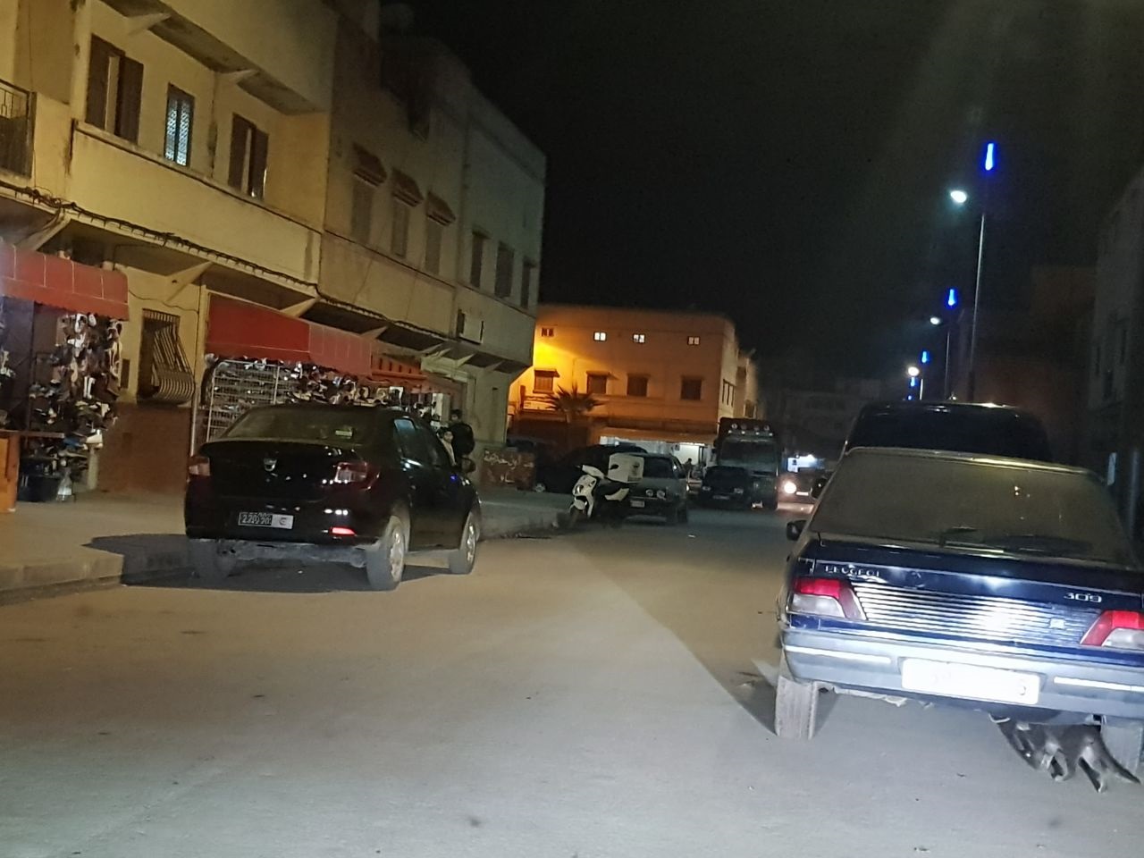 سيارة الكاتب الاقليمي للبيجيدي بسيدي بنور تخرق القانون وتعرقل حركة السير