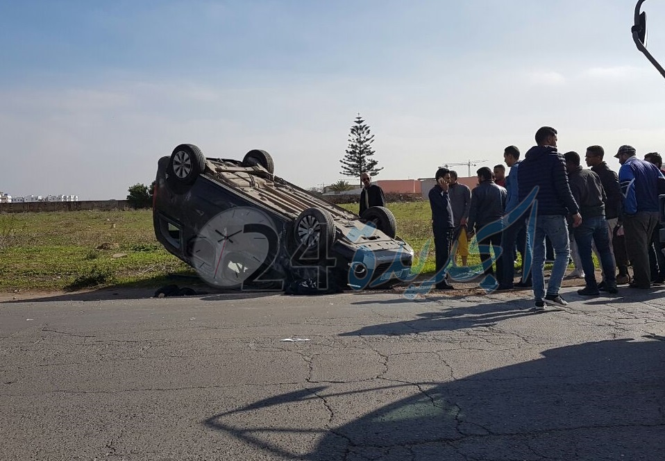 شاهد بالصور.. اصابة شخصين في انقلاب سيارة في مدخل مدينة الجديدة