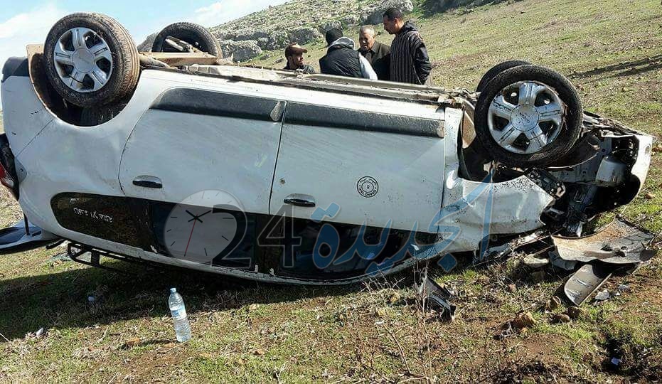 بالصور .. إصابة 6 ركاب في انقلاب سيارة  أجرة كبيرة قرب الجرف الاصفر