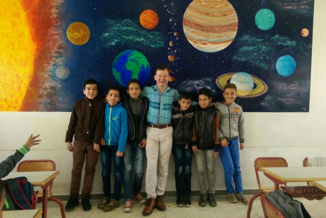 فنان انجليزي يساهم في تزيين مدرسة لالة سلمى بالجديدة‎