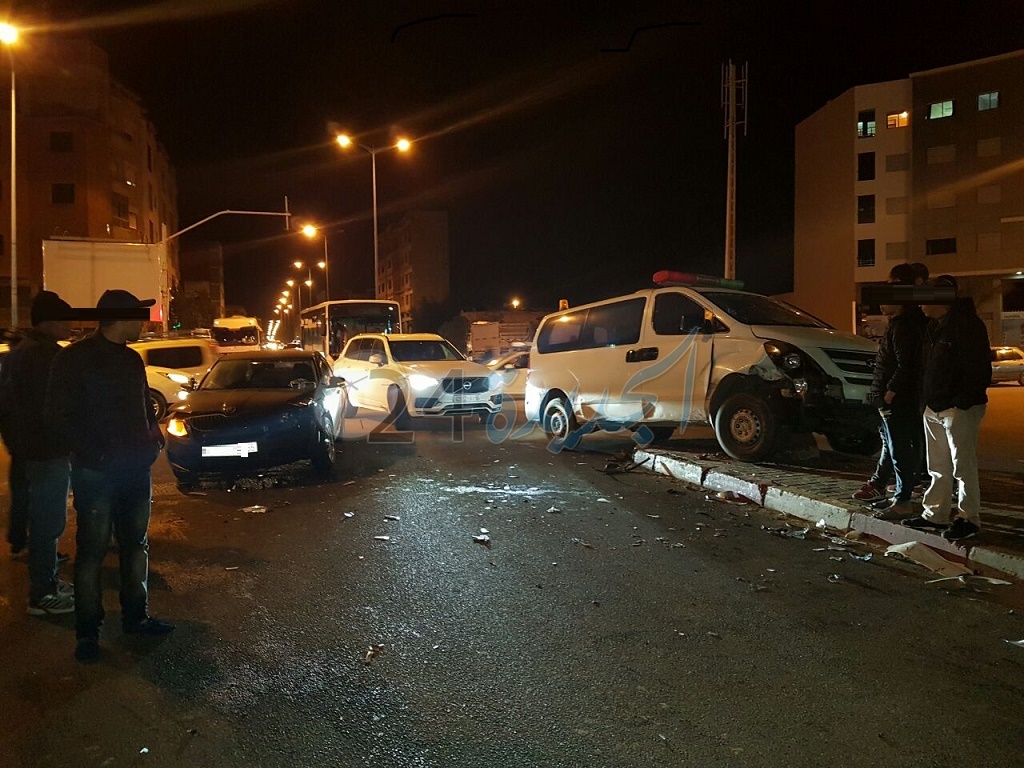 شاهد بالصور.. سيارة إسعاف جماعية تتسبب في حادثة سير خطيرة بوسط الجديدة