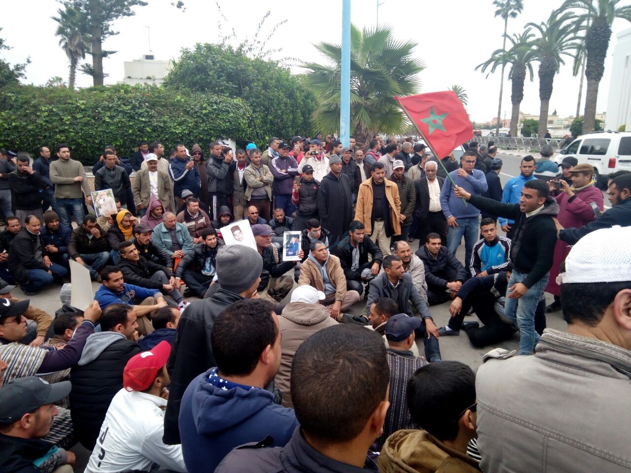 سائقو سيارات الأجرة الكبيرة بالجديدة يحتجون على السلطات لهذه الأسباب