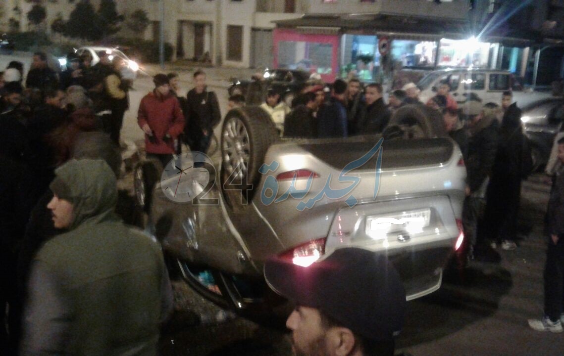 بالصور.. انقلاب سيارة في الشارع العام بحي المطار بالجديدة