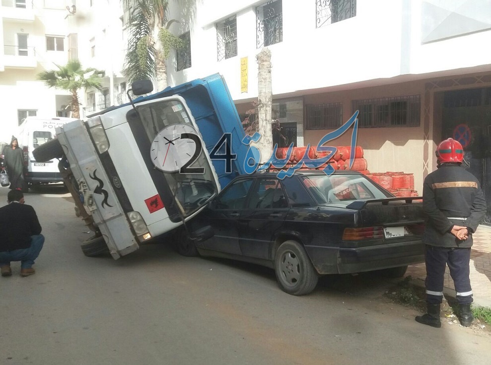 بالصور.. انقلاب شاحنة محملة بقنينات الغاز على سيارة وسط الجديدة