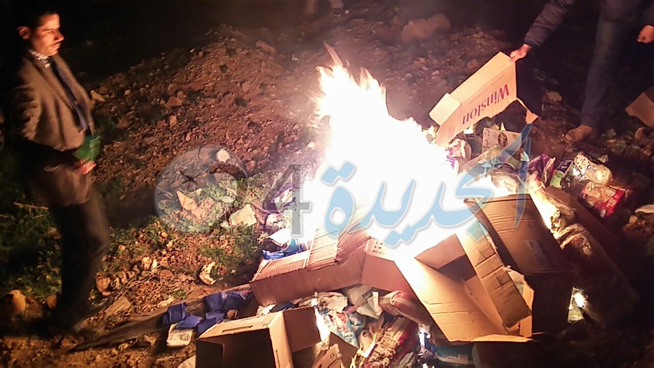 بالصور.. ضبط واحراق أزيد 4000 وحدة منتهية الصلاحية في محل للمواد غذائية بالجديدة