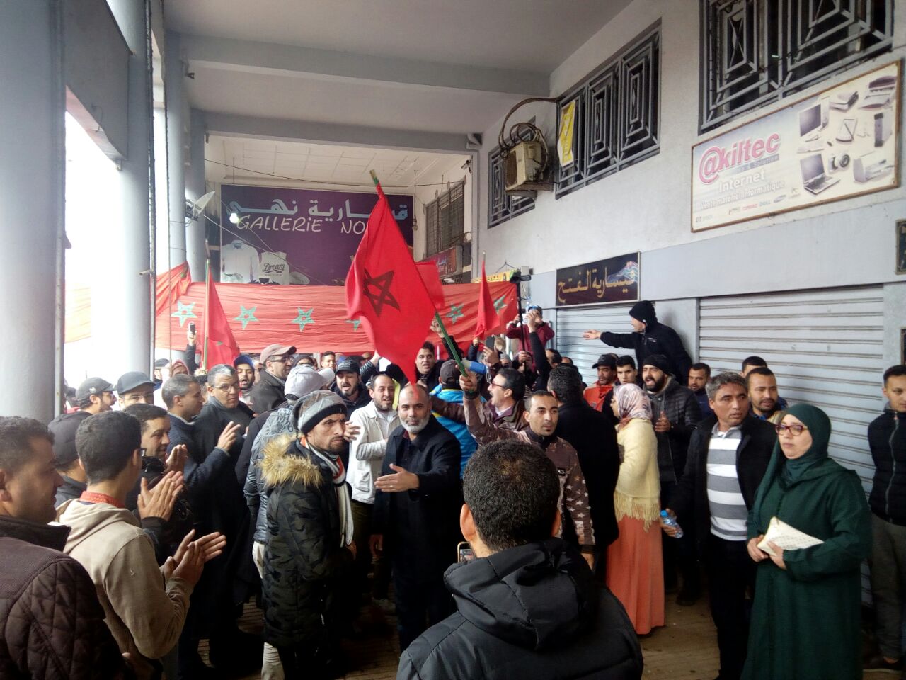 وقفة احتجاجية بالجديدة لوقف تنفيد حكم قضائي يرمي بمسنة معاقة في الشارع