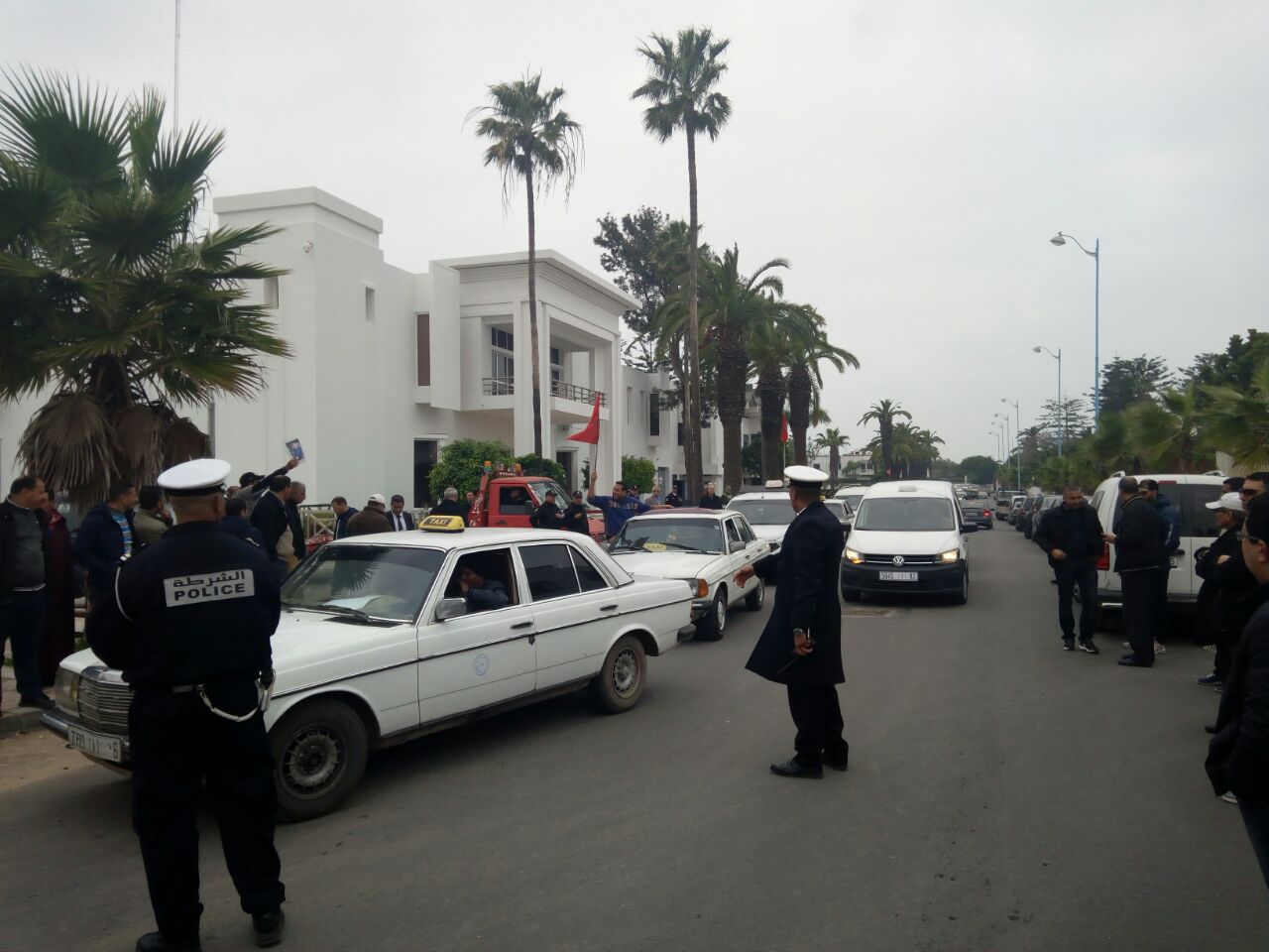 إضراب إنذاري للطاكسيات الكبار يوم الأربعاء 21 مارس والتلويح بتحويل الاحتجاج إلى مسيرة في اتجاه الرباط