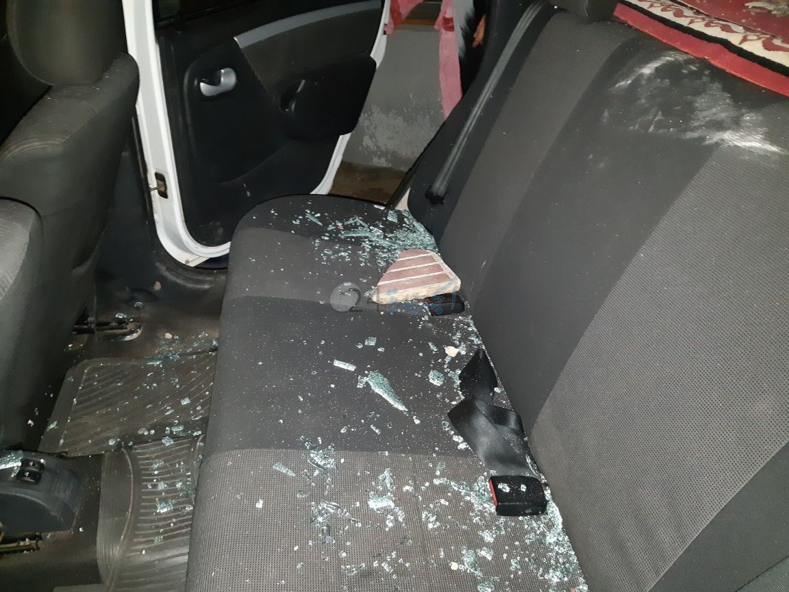 بالصور.. منحرف يخلق الرعب في حي السعادة ويكسر أزيد من 13 سيارة