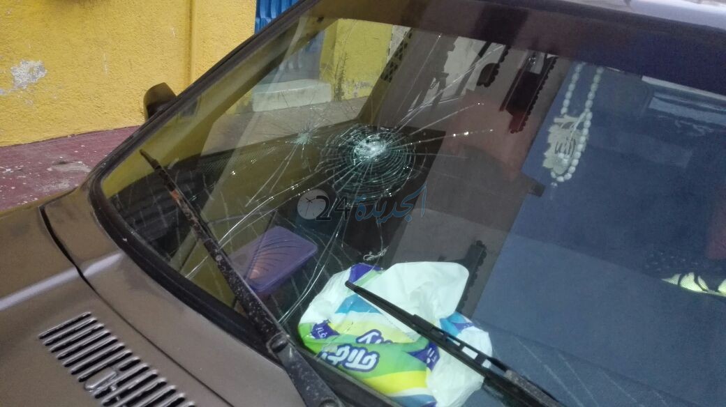 شاهد بالصور.. ''مقرقب'' يُشهر سيفين ويحطم 5 سيارات بالجديدة