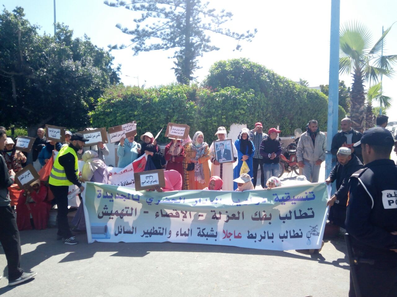 العشرات من ساكنة دوار''الحاج عباس'' يحتجون امام مقر عمالة الجديدة