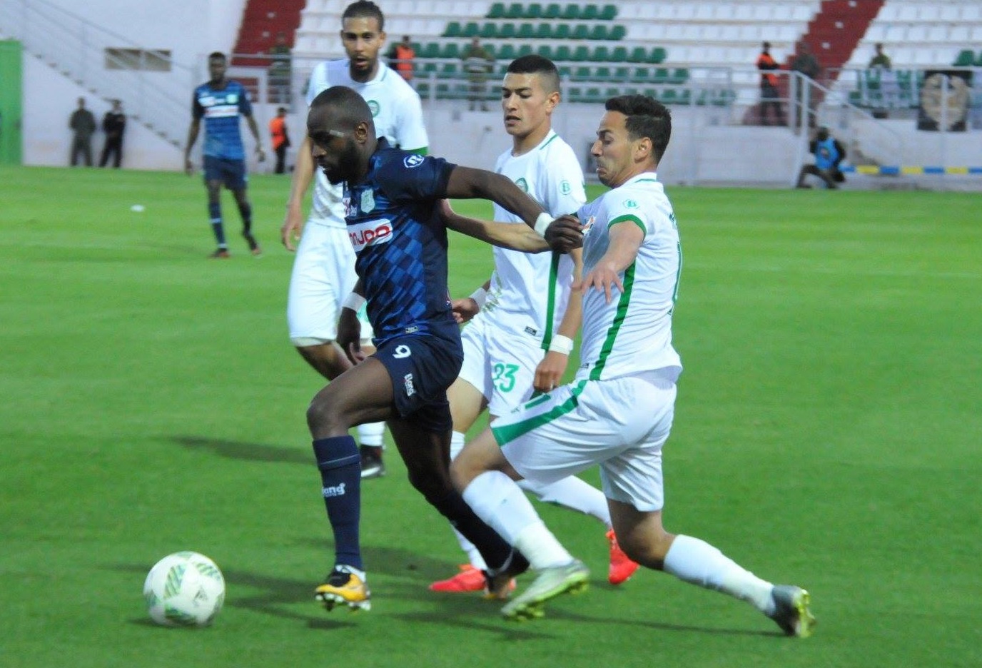 ديربي الفوسفاط بين اولمبيك اخريبكة والدفاع الجديدي ينتهي متعادلا بثلاثة أهداف لمثلهما