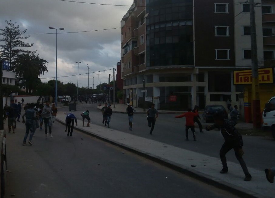 بالصور والفيديو.. مواجهات واعتقالات واصابات بعد نهاية مبارة الدفاع الجديدي والرجاء