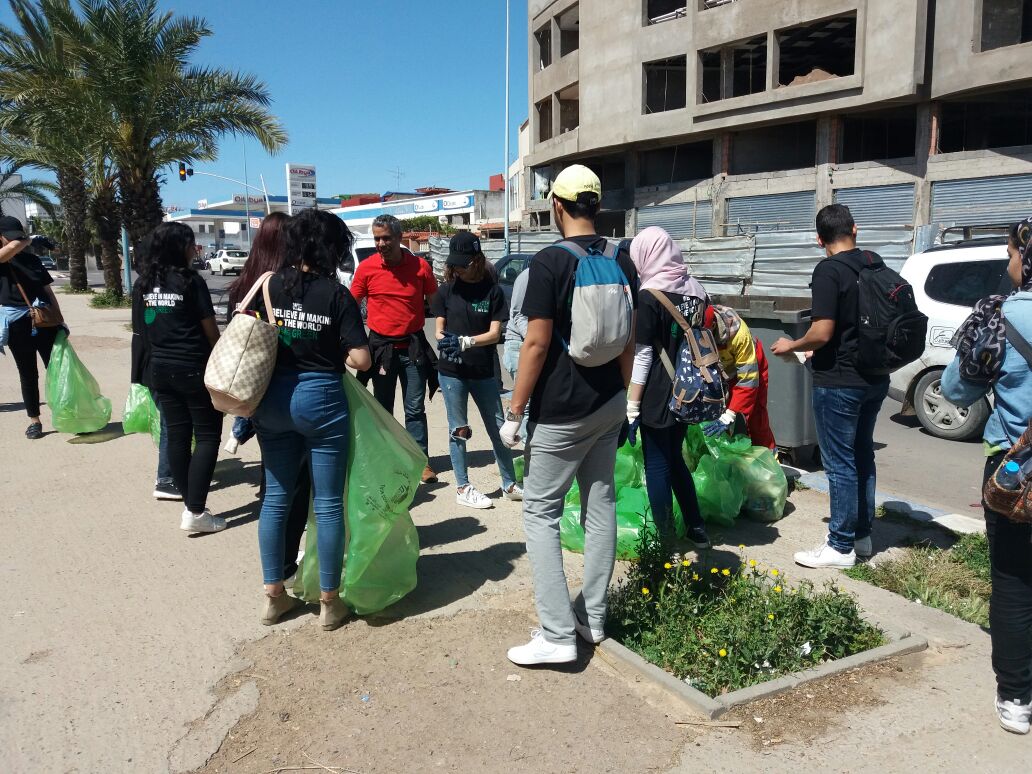 بالصور.. طلبة الENCG ينظمون حملة للنظافة بشوارع الجديدة