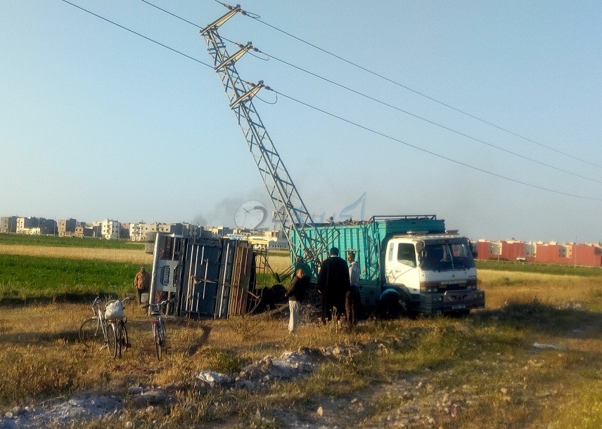 انقلاب شاحنة لنقل الشمندر بعد اصطدامها بعمود كهربائي قرب سيدي بنور‎