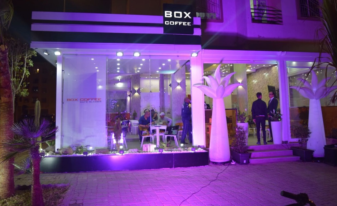 بالصور.. مستثمر شاب من البيضاء يفتتح مقهى فاخرة بشارع العلويين بالجديدة