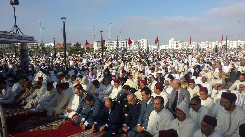 آلاف المصلين يؤدون صلاة عيد الفطر بساحة حي المطار بالجديدة