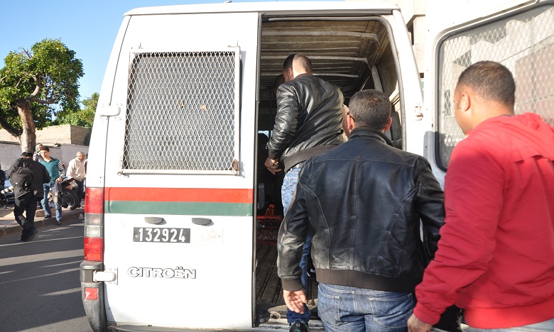 فوضوي 'معربد' يقاوم بشراسة شرطيين دراجيين في الشارع العام بالجديدة