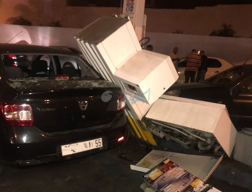 شاهد بالصور.. سيارة مجنونة تُحدث خسائر فادحة بمحطة وقود بالجديدة