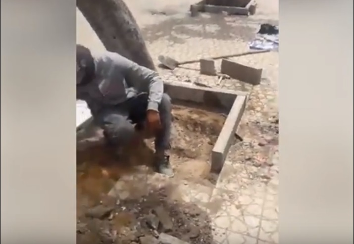 شاهد بالفيديو.. تجار يتطوعون لاصلاح حفر ورصيف ساحة الحنصالي وفاعل جمعوي : لا وجود لمجلس بالمدينة